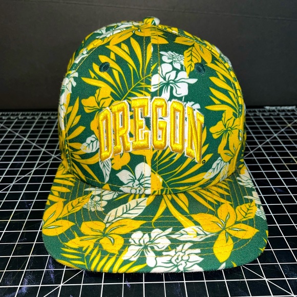 Oregon Ducks 🟢🟡 New Era SnapBack Hat Floral Hawaii Beach Print 🔥 - Picture 1 of 8